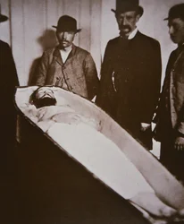Jesse James in zijn kist na te zijn doodgeschoten in 1882