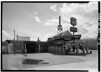 Lindholm Oil Company Service Station, Cloquet, Minnesota (zwart-wit foto)