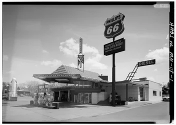 Lindholm Oil Company Service Station, Cloquet, Minnesota (zwart-wit foto)