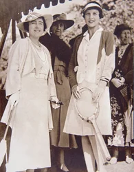 Mevrouw Helen Wills Moody (rechts) de Amerikaanse tenniskampioen, ontmoet de hertogin van York in de All-England Club in Wimbledon tijdens het Lawn Tennis Championship in 1935