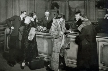 Passagiers kopen kaartjes bij het loket van de Great Northern Railway, Chicago