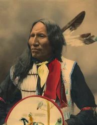 Portret van Oglala Sioux Chief Strikes With Nose