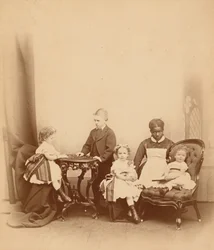 Portret van een vrouw en vier kinderen,1860 (foto)