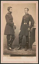 Prins Philippe van Orléans, Graaf van Parijs, en zijn broer Prins Robert van Orléans, Hertog van Chartres, in Unie-uniformen met zwaarden, ca. 1861-62 (zwart-wit foto)