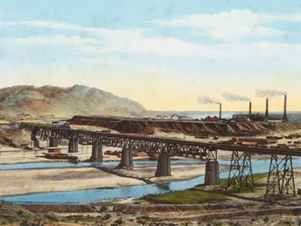 Spoorbrug over de Rio Grande en de Great Customs Smelter bij El Paso, Texas (kleurenfoto)