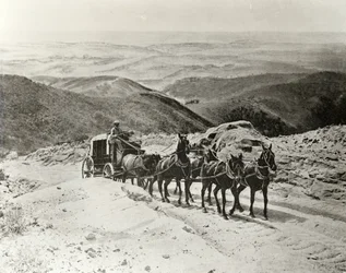 Postkoets die San Marcos Pass, Californië oversteekt