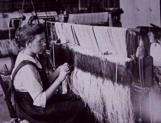 Amerikaanse textielindustrie, textieloperator in Massachusetts katoenfabriek, ca. 1900 (zwart-wit foto)