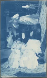 Zonder titel (dubbele belichting van verschillende mensen in interieur),1890s (foto)