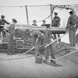 Federale matrozen bemannen een 9-inch Dahlgren kanon