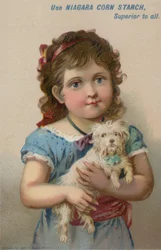 Meisje houdt kleine hond in haar armen