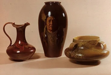 Vaas met portret van Chief Joseph van de Nez Perce-stam, gesigneerd door W.P. Macdonald; kan met drakenmotief gemarkeerd met initialen van Albert R. Valentien; kom met Japans bloemmotief
