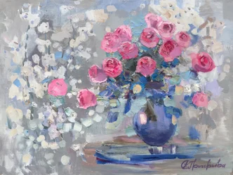 Levendige roze rozen in een blauwe vaas