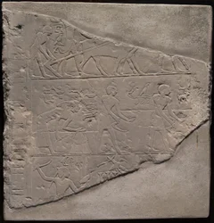 Fragment van een stèle waarop ploegen, oogsten en maaien staan afgebeeld