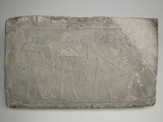 Wandfragment van een graf met offerdragers