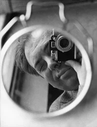 Ando Gilardi, zelfportret, ca 1957 (z/w foto)