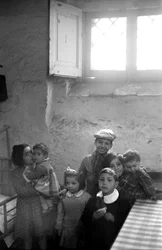 CROTONE - KINDEREN IN EEN KELDERWONING,