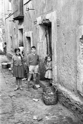 CROTONE - KINDEREN OP STRAAT