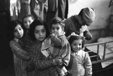 CROTONE - GROEP KINDEREN IN EEN OVERDEKTE (NATTE) RUIMTE