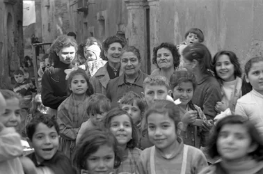 CROTONE - GROEPSFOTO MET VROUWEN EN KINDEREN
