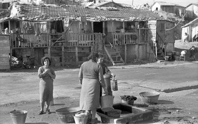 CROTONE - VROUWEN BIJ DE FONTEIN