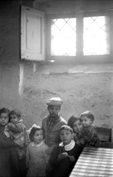 CROTONE, KINDEREN IN EEN KELDERHUIS,