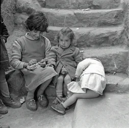 Groep kinderen in Scalilla, Palermo, Sicilië, Italië