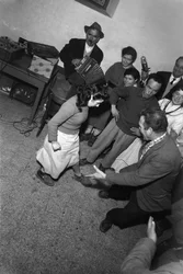 Mensen dansen en spelen traditionele muziek uit Umbrië, Italië, ca. 1958 (z/w foto)