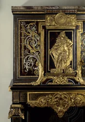 Kunst Frankrijk: Kabinet siert de figuur van koning Lodewijk XIV in Hercules Gaulois. Detail. Meubilair door Andre Boulle rond 1700. Hoogte: 1,87m. Parijs, Musee Du Louvre