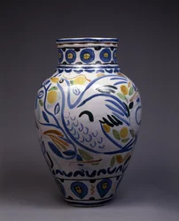 Majolica vaas beschilderd en gedecoreerd door een vogel (keramiek)