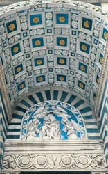 Centrale gewelf van portiek, met blauwe cassetteplafond en vergulde rozetten, en lunet erboven, met geglazuurd aardewerken reliëf van Madonna en Kind