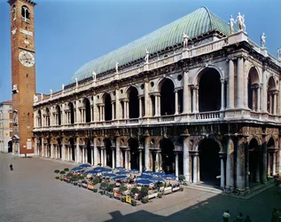 Uitzicht op de gevel van de Basilica Palladiana, gebouwd 1549-1614