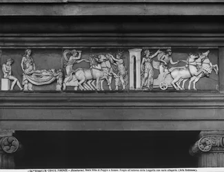 Dood en de Zonnewagen, detail van de geglazuurde terracotta fries op de pronaos van de Villa di Poggio a Caiano, Prato