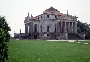 Zicht op de villa Almerico-Capra bekend als de Rotonda gemaakt door de Italiaanse architect Andrea Palladio (1508-1580) in 1567-1570 en voltooid door Vincenzo Scamozzi (1552-1616) in 1591, Vicenza, Italië