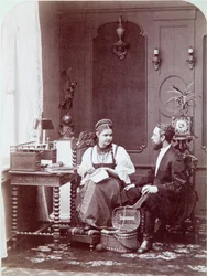 Compositie à la russe: interieur van een Russische woning met man en vrouw bordurend en gekleed in traditionele kleding. Fotografie door Andrei Osipovich Karelin (1837-1906), jaren 1870-1880. Staatsmuseum voor Geschiedenis, Moskou