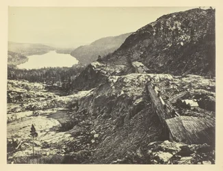 Top van de Sierra Nevada, Sneeuwschuren op de Voorgrond, Donnermeer in de Verte, C. P. R. R.