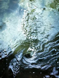 Diepblauwe waterwerveling