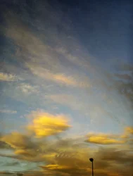 Goudkleurige wolken bij zonsondergang