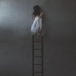 Eenzame vrouw op een ladder