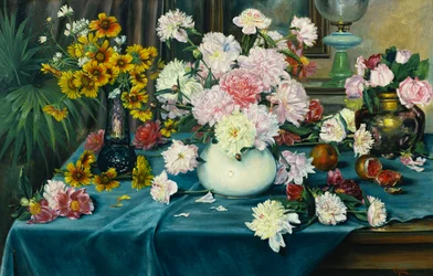 Pioenen, Rozen en andere Bloemen in Vazen op een Tafel bedekt met een Blauwe Doek, 1913