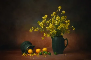 Gele bloemen en citroenen