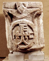 Christelijke oudheid: kapitelen met monogram, Parijs, Louvre Museum