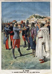 Commandant Edouard Bremond (1868-1948) decoreert twee oude Marokkaanse soldaten in Fez. Gravure in 
