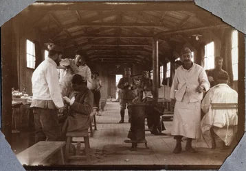Eerste Wereldoorlog 1914-1918: verbandkamer voor gewonde Franse soldaten. Couville in de Manche, Laag-Normandië, Frankrijk. Anonieme foto mei 1917. Privécollectie, Stella.