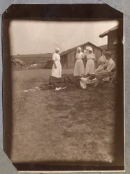 Eerste Wereldoorlog 1914-1918: heliotherapie. Gewonde soldaten en verpleegsters van het Franse Rode Kruis (Rode Kruis), kamp Couville in Manche, Laag-Normandië (Laag-Normandië), Frankrijk. Anonieme foto, juli 1917. Privécollectie Stella.