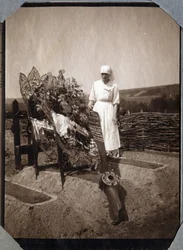 Eerste Wereldoorlog 1914-1918: verpleegster (Therese Pavillou?) in een blouse bij het graf van de Franse piloot sergeant Roux, die op 21-jarige leeftijd stierf, in Couville, Manche, Laag-Normandië, Frankrijk. Anonieme foto juli 1917. Privécollectie, Stella