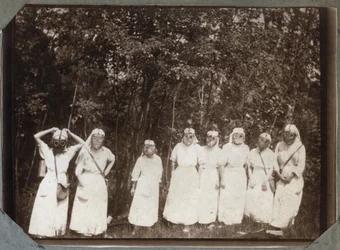 Eerste Wereldoorlog 1914-1918: verpleegsters in blouse dragen gasmaskers in de bossen bij Couville, Manche, Basse-Normandie, Frankrijk. Anonieme foto mei 1917. Privécollectie, Stella.