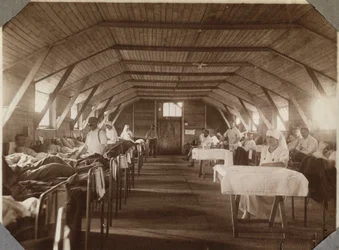 Eerste Wereldoorlog 1914-1918: gewonde soldaten en verpleegsters van het Franse Rode Kruis, kamp van Couville in het Kanaal, Laag-Normandië, Frankrijk. Anonieme foto juli 1917. Privécollectie, Stella.