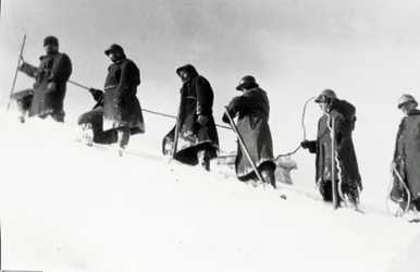 Eerste Wereldoorlog: Italiaanse Alpenjagers (alpino of alpini) tijdens een beklimming