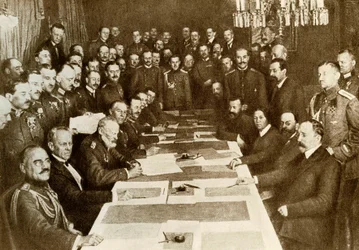 Eerste Wereldoorlog: ondertekening van het Vredesverdrag van Brest-Litovsk op 03/03/1917 tussen de Duitsers en Russen. Het Bolsjewistische Rijk heeft verschillende gebieden van Duitsland. Vertegenwoordigers van centrale rijken (of Triple Alliantie, Duitsla