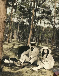 Franse componist Claude Debussy (1862-1918) en zijn dochter Chouchou tijdens een picknick in een pijnbos bij Arcachon